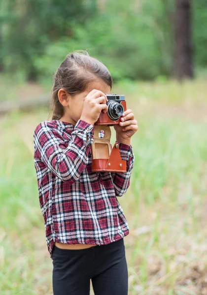 Kleines Mädchen Mit Kamera Fotografiert Die Natur Junger Fotograf — Stockfoto