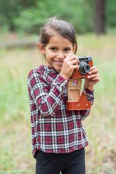 Kleines Mädchen Mit Kamera Fotografiert Die Natur Junger Fotograf — Stockfoto