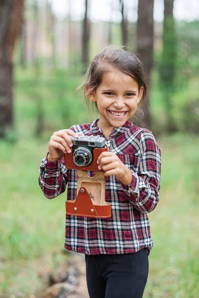 Kleines Mädchen Mit Kamera Fotografiert Die Natur Junger Fotograf — Stockfoto