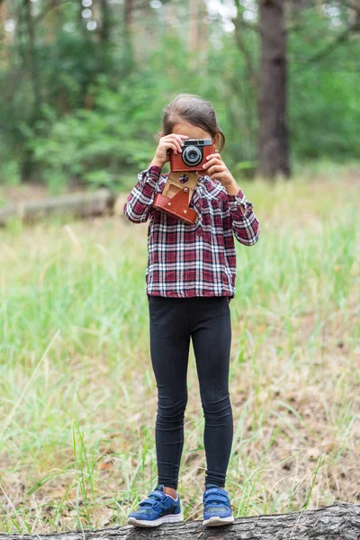 Ragazzina Con Macchina Fotografica Sta Scattando Foto Della Natura Giovane — Foto Stock