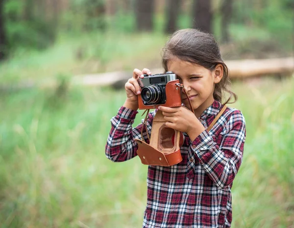 Kleines Mädchen Mit Kamera Fotografiert Die Natur Junger Fotograf — Stockfoto