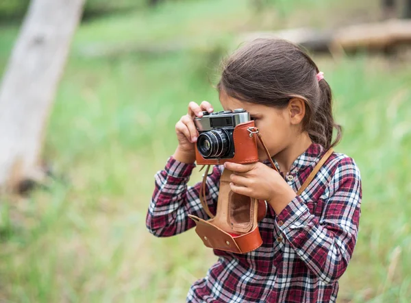 Kis Lány Kamera Vesz Képeket Természet Fiatal Fotós — Stock Fotó