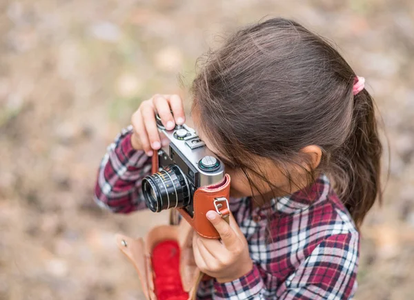 Menina Pequena Com Câmera Está Tirando Fotos Natureza Jovem Fotógrafo — Fotografia de Stock