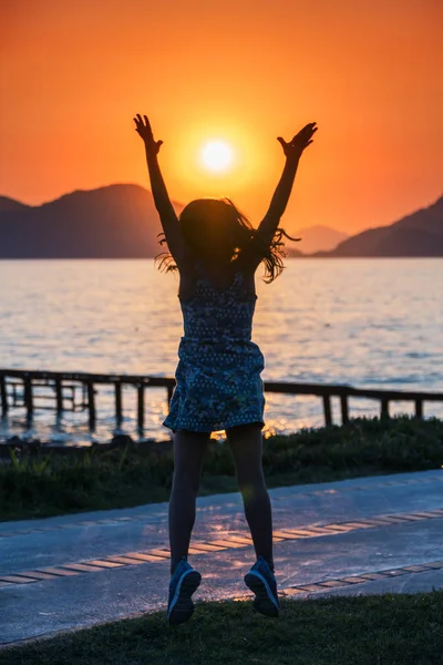 Liten Flicka Njuter Solnedgången Vid Havet Kusten Flickans Siluett Solen — Stockfoto