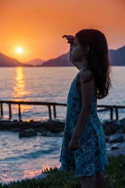 Liten Flicka Njuter Solnedgången Vid Havet Kusten Flickans Siluett Solen — Stockfoto