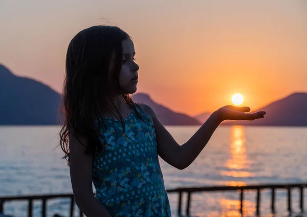 Menina Está Desfrutando Pôr Sol Costa Mar Menina Segura Sol — Fotografia de Stock