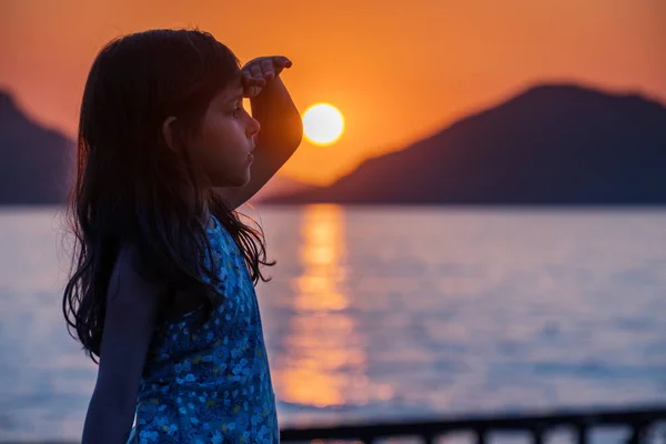 Kleines Mädchen Genießt Den Sonnenuntergang Der Küste Gesichtssilhouette Bei Sonnenuntergang — Stockfoto