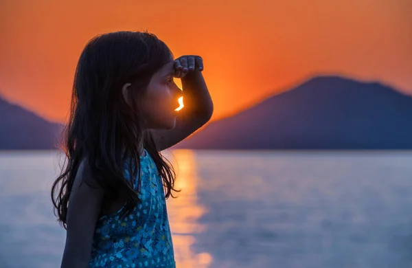 Liten Flicka Njuter Solnedgången Vid Havet Kusten Ansikte Siluett Solen — Stockfoto