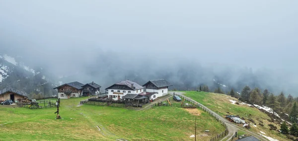 Los Alpes Dolomitas Algunas Amas Casa Las Cimas Montaña Niebla — Foto de Stock