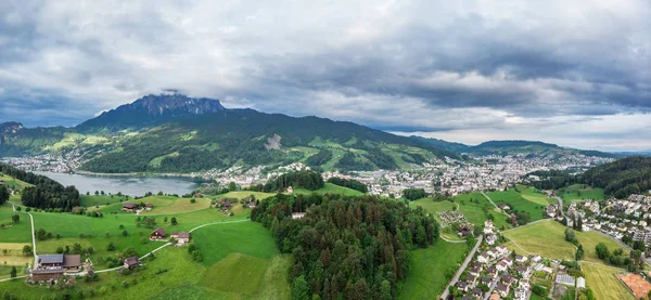 Dorp Horn Mount Pilatus Zwitserland Mei 2018 Groene Lente Velden — Stockfoto