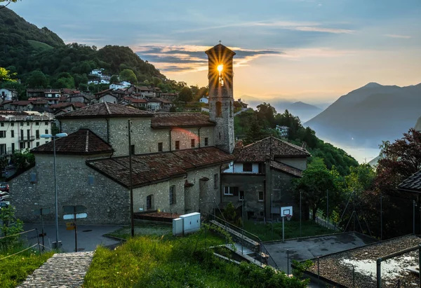 Köy Sviçre Mayıs 2018 Güzel Gündoğumu Görünümünden Monte Bre Dağ — Stok fotoğraf