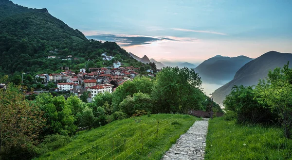 Köy Sviçre Mayıs 2018 Güzel Monte Bre Dağ Köyü Sabahın — Stok fotoğraf