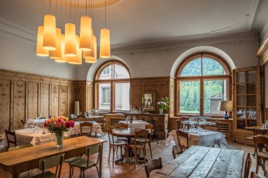 Kırsal Restoran iç. Eski moda ahşap mobilya.