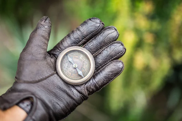Ręka Mężczyzny Rękawicę Skórzaną Trzymając Kompas Tle Natura — Zdjęcie stockowe