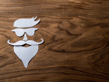 Hipster's definicial yüz göz kağıttan ahşap arka plan üzerinde kesmek..