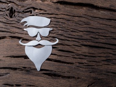 Hipster's definicial yüz göz kağıttan ahşap arka plan üzerinde kesmek..