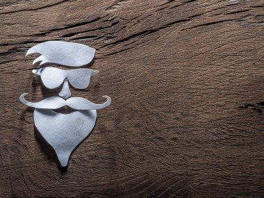 Hipster's definicial yüz göz kağıttan ahşap arka plan üzerinde kesmek..