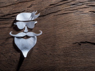 Hipster's definicial yüz göz kağıttan ahşap arka plan üzerinde kesmek..