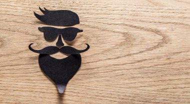 Hipster's definicial yüz göz kağıttan ahşap arka plan üzerinde kesmek..