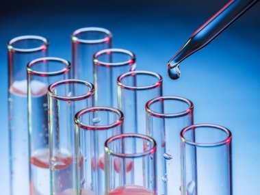 Farklı laboratuvar şişeler ve cam ürünleri. Çok renkli.