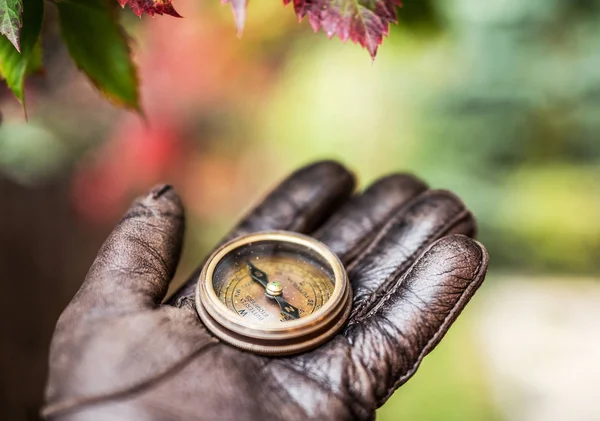 Mans Hand Läderhandske Håller Kompass Natur Bakgrund — Stockfoto