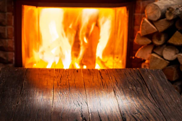 Mesa Madera Vacía Chimenea Con Fuego Caliente Fondo —  Fotos de Stock