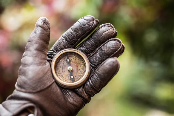 Die Hand Eines Mannes Einem Lederhandschuh Der Einen Kompass Hält — Stockfoto
