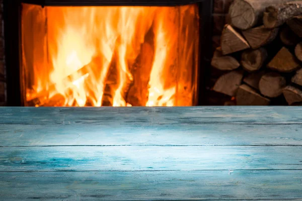 Holztischplatte Und Brennend Warmes Feuer Hintergrund — Stockfoto