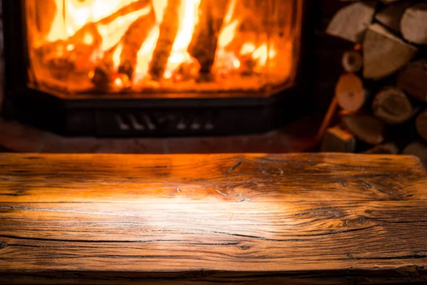 Alter Holztisch Und Kamin Mit Warmem Feuer Hintergrund — Stockfoto