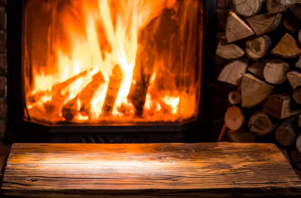 Alter Holztisch Und Kamin Mit Warmem Feuer Hintergrund — Stockfoto