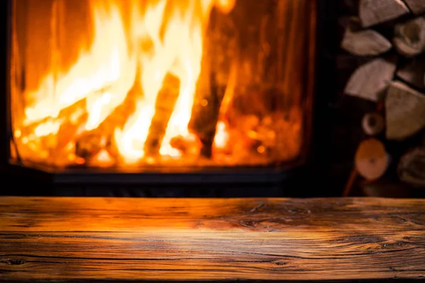 木制的旧桌子和壁炉 后面有温暖的火 — 图库照片