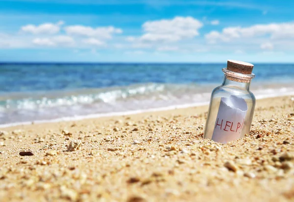 Flasche Mit Hilfestellung Der Leeren Küstenlinie — Stockfoto