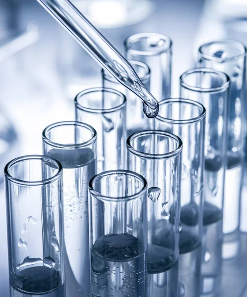 Farklı laboratuvar şişeler ve cam ürünleri. Tek renkli.