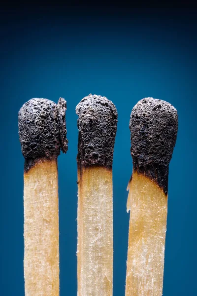 Leégett Gyufa Kék Háttér — Stock Fotó