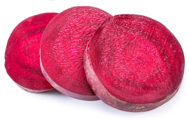 Beyaz zemin üzerine kırmızı pancar veya pancar dilimleri.