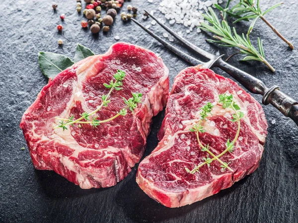 Steak Côtelé Aux Épices Sur Fond Noir — Photo