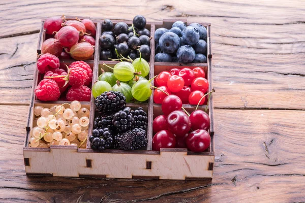 テーブルの上の木箱にカラフルな果実 トップ ビュー — ストック写真