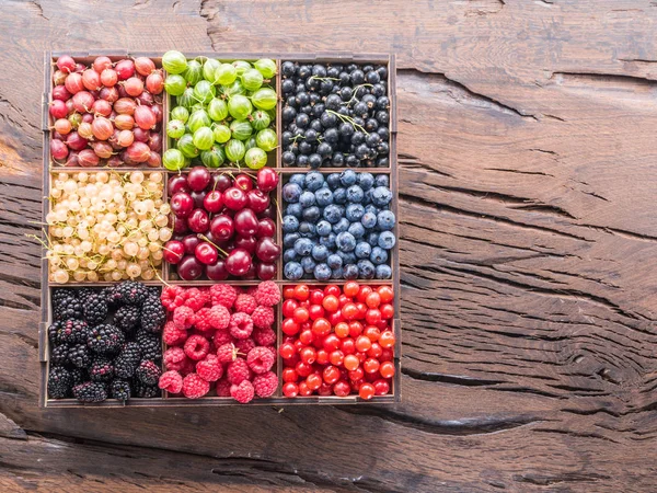 Renkli Meyveler Masanın Üzerine Ahşap Kutusunda Üstten Görünüm — Stok fotoğraf
