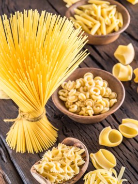 Ahşap masa türlerinde farklı makarna.