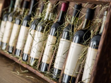 Ahşap raf şarap şişeleri.