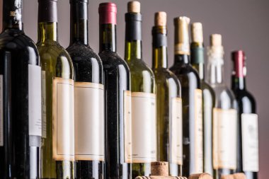 Şarap şişeleri hattı. Yakın çekim.