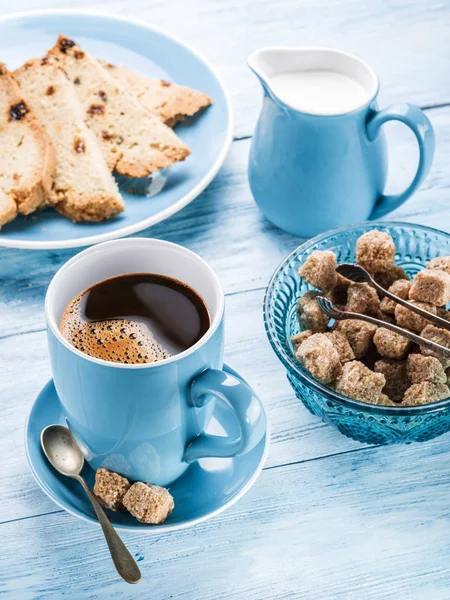 一杯のコーヒー ミルク水差し 砂糖キューブ 古いブルー木製テーブルにフルーツ ケーキ — ストック写真