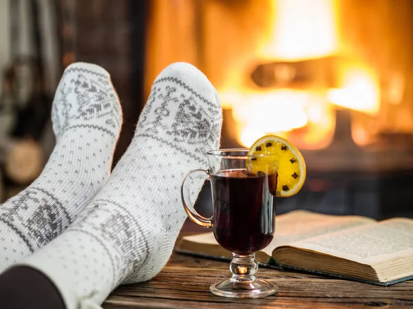 Aquecimento Relaxamento Perto Lareira Mulher Pés Perto Xícara Vinho Quente — Fotografia de Stock