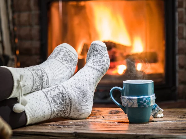 Oteplování Relaxaci Krbu Žena Nohy Poblíž Šálek Horké Nápoje Před — Stock fotografie