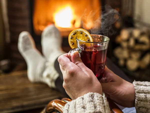 Varm Glögg Och Bok Kvinna Händer Kopplar Framför Brinnande Eld — Stockfoto