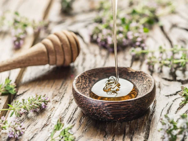 Gyógynövényes Méz Ömlött Fából Készült Bowl Ivás Van Régi Fából — Stock Fotó