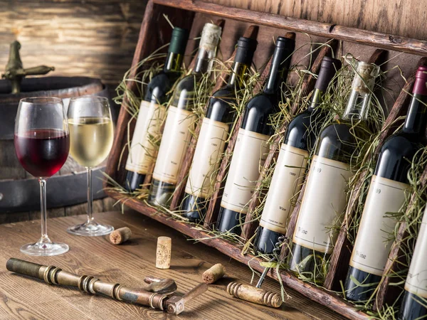 Ahşap Raf Şarap Şişeleri — Stok fotoğraf