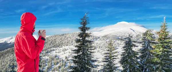 Caminhadas Inverno Turistas Estão Caminhando Nas Montanhas Cobertas Neve Bela — Fotografia de Stock