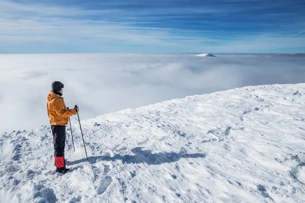 冬のハイキング Cloudscape の雪の山トップ楽しんで眺めの観光 — ストック写真