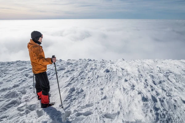 冬のハイキング Cloudscape の雪の山トップ楽しんで眺めの観光 — ストック写真